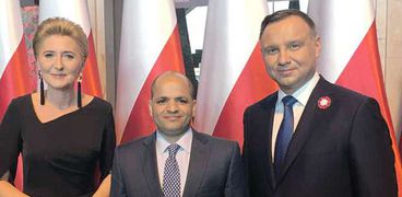 رئيس بولندا مع القائم بالأعمال المصري في وارسو
