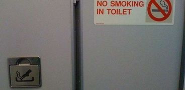 لماذا توجد لافتات لمنع التدخين على الطائرات؟