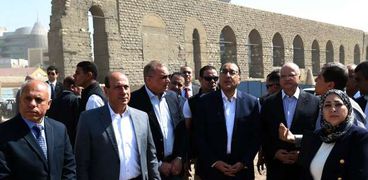 جولة رئيس الوزراء ومحافظ القاهرة فى سور مجرى العيون