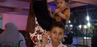 هبة إبراهيم مع أثنين من أطفالها