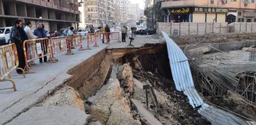 بالصور| محافظ الفيوم يتفقد موقع الانهيار الأرضي ويقرر تشكيل لجنة لمعاينته
