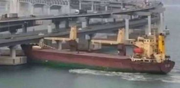 سفينة شحن روسية تصطدم بكوبري في كوريا الجنوبية