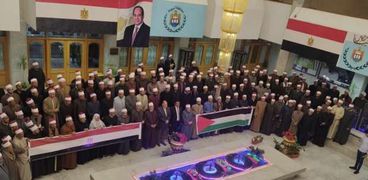 أئمة أسيوط يرفعون أعلام مصر وفلسطين