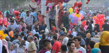 احتفالات المواطنين بأول أيام عيد الفطر فى ميدان مصطفى محمود