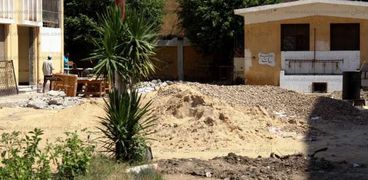فناء مدرسة«حمزة بن عبدالمطلب» امتلأ بمخلفات البناء والرمل والزلط