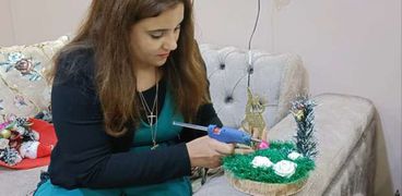 رانيا تصنع هدايا الكريسماس في الإسكندرية