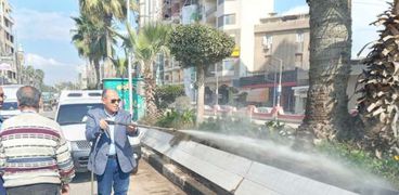 رئيس سمنود يحمل"خرطوم"لنظافة وتجميل مناطق السكنية تلبية لرغبات مواطنين