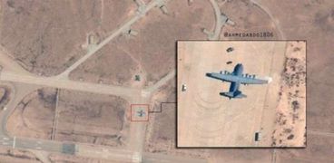طائرة شحن عسكرية تركية تفرغ حمولتها بقاعدة الوطية الليبية