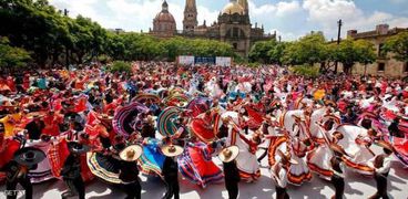 882 راقصا وراقصة في المكسيك