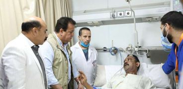 وزير الصحة يطمئن على العائدين من السودان
