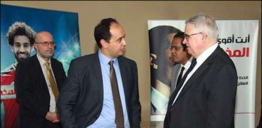 عمرو عثمان مع وفد الأمم المتحدة