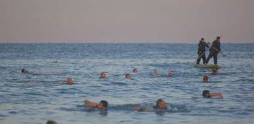 فلسطينيون يسبحون في شاطئ غزة