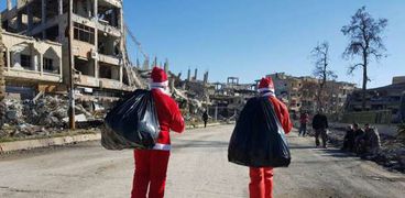 بالصور| "سانتا كلوز" يصل "الرقة" بعد التحرير: "سنحتفل رغم كل شيء"
