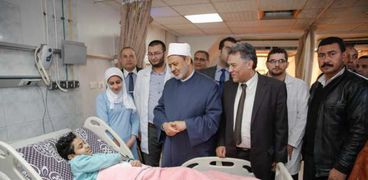 الطيب يزور مصابي تفجير الدرب الأحمر الإرهابي في مستشفى الحسين