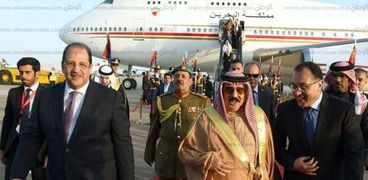 رئيس الوزراء يستقبل العاهل البحريني بمطار شرم الشيخ