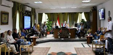 محافظ جنوب سيناء يجتمع مع المجموعة الاقتصادية