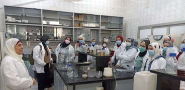 طلاب «طب بيطري المنصورة» يزورون معهد بحوث الصحة الحيوانية