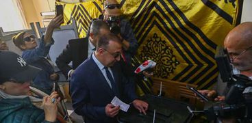 محافظ الإسكندرية يدلي بصوته