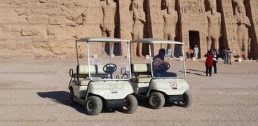 بالصور| سيارتان "جولف" لتنقلات السائحين "كبار السن" في معبد أبوسمبل