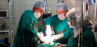 الدكتور علام جامع، اثناء إجراء جراحات لغير القادرين فى كفر الشيخ