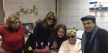 بالصور| نجوم الفن يحتفلون بعيد ميلاد "نادية لطفي" داخل المستشفى