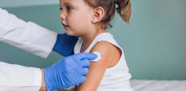 طفلة بريطانية تتلقى أحد اللقاحات