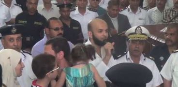 بالفيديو| القاضي لـ"أحمد عارف": "وريني آثار التعذيب أو متقولش كده تاني"