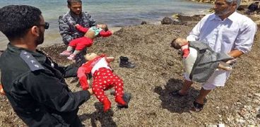 الأطفال الثلاثة الذين تم انتشالهم من السواحل الليبية