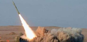 الحوثيون يطلقون صاروخا