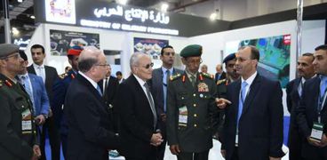 «العصار» ورئيس أركان الجيش الإماراتى يتفقدان جناح الإنتاج الحربى بالمعرض