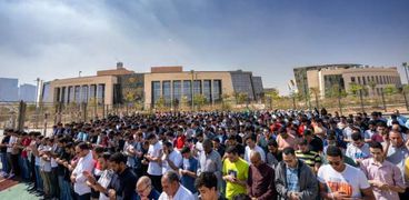 طلاب جامعة مصر للمعلوماتية يؤدون صلاة الغائب