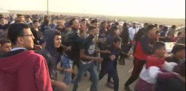 شباب بقطاع غزة يرشقون السفير القطري بالحجارة