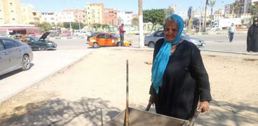 سيدة خلال عملها في نظافة شوارع الإسماعيلية