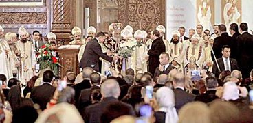 السيسي يهدي البابا تواضروس باقة ورود بمناسبة عيد الميلاد المجيد