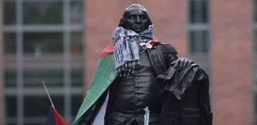 تمثال جورج واشنطن مرتديا الكوفية الفلسطينية