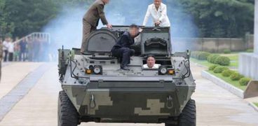 زعيم كوريا الشمالية يقود مركبة مدرعة قتالية متعددة الأغراض