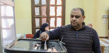 مواطن يدلي بصوته في انتخابات سابقة