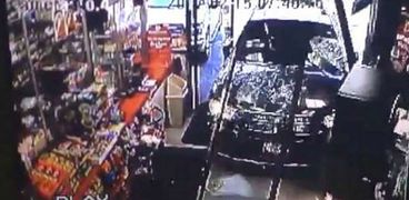كاميرات المراقبة ترصد لحظة اصطدام سيارة "دفع رباعي" بمتجر في تكساس الأمريكية