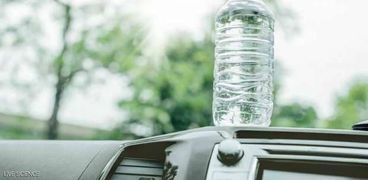 زجاجة مياه داخل سيارة