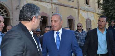 وزير الآثار مع محافظ السويس خلال زيارة قصر محمد على