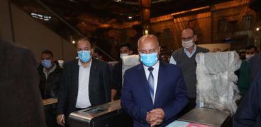 الفريق المهندس كامل الوزير وزير النقل يتابع تركيب البوابات الإلكترونية بمحطة مصر