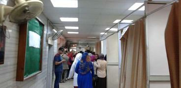 الطالبات خلال تلقي العلاج بمستشفي بنها الجامعي