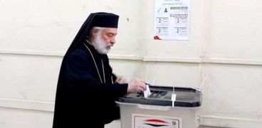 مطران إيبارشية المنيا للكاثوليك يدلي بصوته في الانتخابات الرئاسية