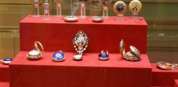 مقتنيات ذهب والماس وساعات وأحجار كريمة في متحف المجوهرات الملكية في الإسكندرية