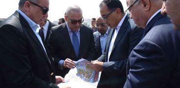 رئيس الوزراء خلال متابعته عمليات الإزالة بمنطقة سور مجرى العيون 