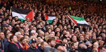 أعلام فلسطين داخل مدرجات جماهير ليفربول