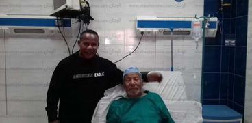 الشحات مبروك مع والده