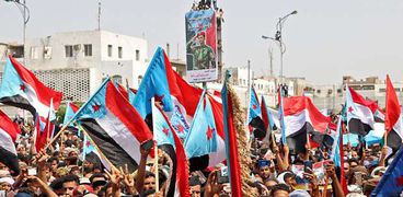 آلاف من اليمنيين يخرجون في مظاهرة دعما للإنفصاليين الجنوبيين في العاصمة اليمنية المؤقتة "عدن"