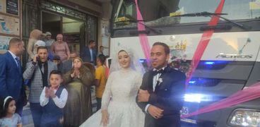 فكرة مجنونة من عروسين في الفرح بالفيوم.. «عملوا زفتهم على عربية تريلا»