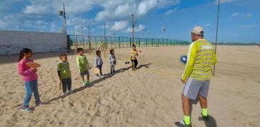 ممارسة رياضة الراكيت على شواطئ الإسكندرية